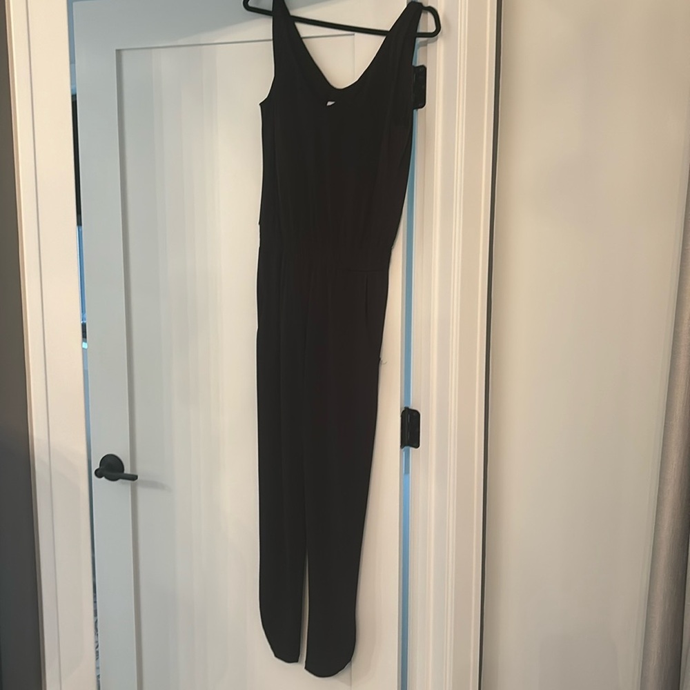 Sleeveless Romper. V-neck in front and back.